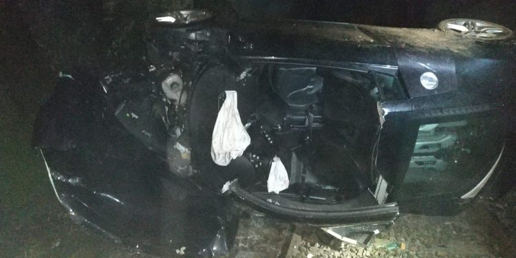 Un fallecido y un herido en Arbo tras caer el vehículo en el que viajaban a la vía del tren