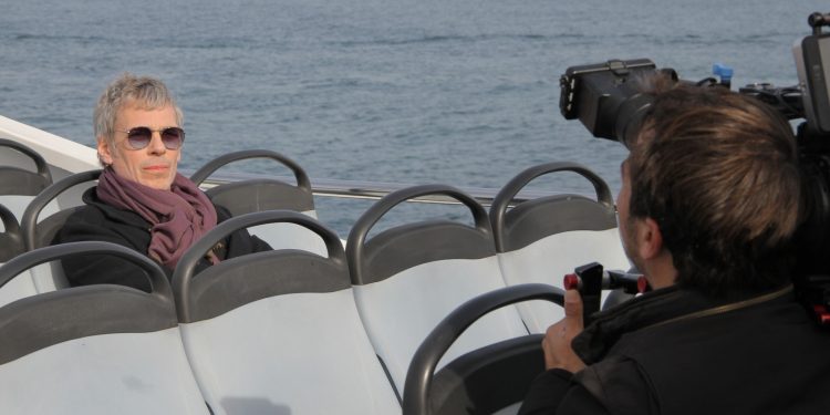 Ariel Rot surca la ría para conocer Vigo y la música gallega