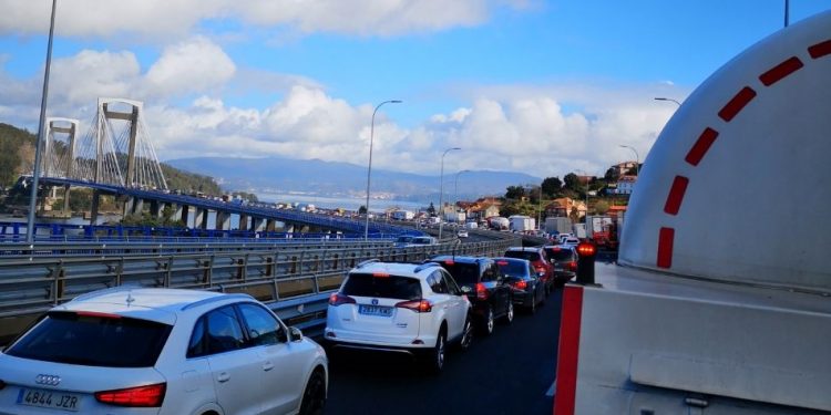Un accidente de tráfico colapsa el acceso al puente de Rande