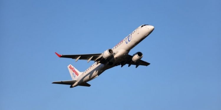 Un avión de Vigo a Bilbao esquiva un buitre poco antes de aterrizar: “No nos lo hemos comido de chiripa”