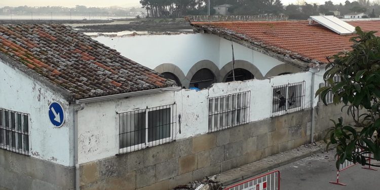 Se viene abajo el techo de la lonja de Canido