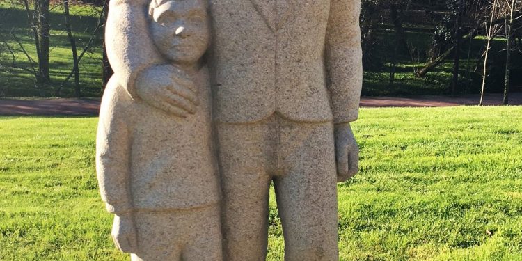 Oito esculturas da exposición «Nado en Pedra» lucirán en sete concellos