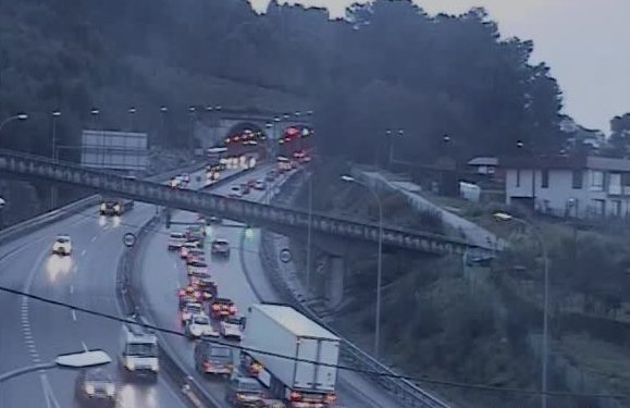 Tres kilómetros de retención en la AP-9 a causa de un accidente de tráfico