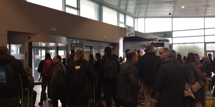 Ryanair desvía su vuelo procedente de Barcelona mientras Iberia aterriza sin problemas desde Madrid