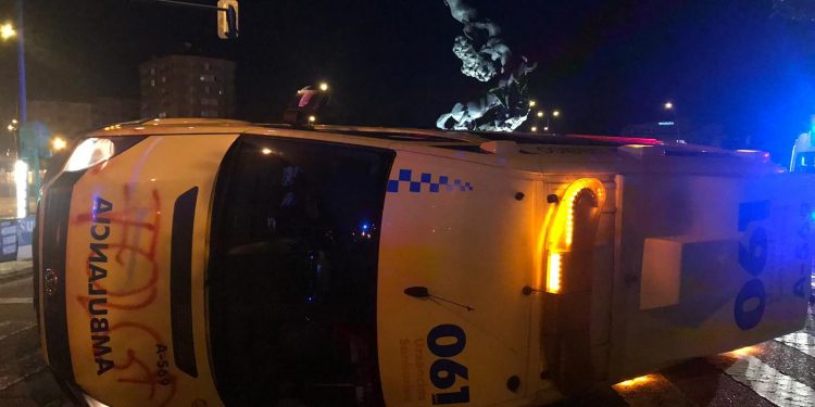 Una ambulancia en emergencia vuelca en Vigo tras ser embestida por un coche