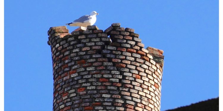 Lo que queda de la chimenea de la Panificadora