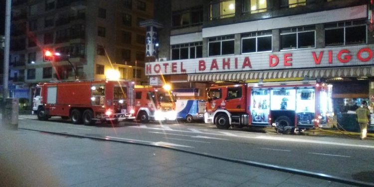Un incendio en el Hotel Bahía de Vigo moviliza a Bomberos, Policía y ambulancias