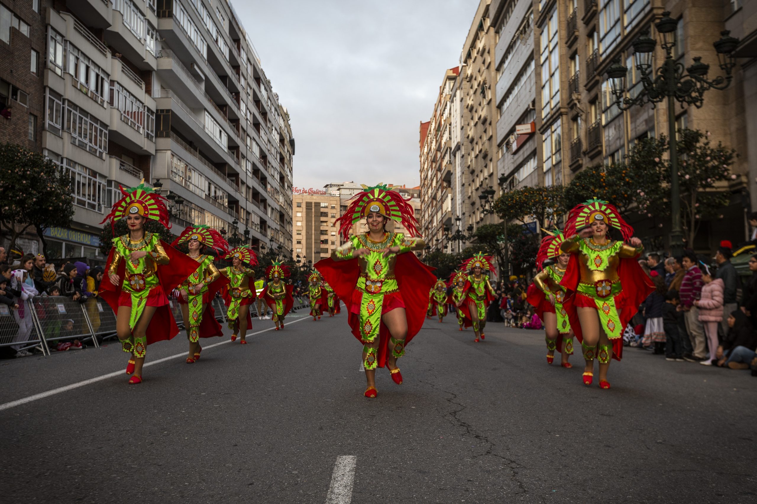 Miles de personas inundan las calles de Vigo para disfrutar de las