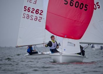 La flota canaria da primero en el Nacional de 420 en Vilagarcía