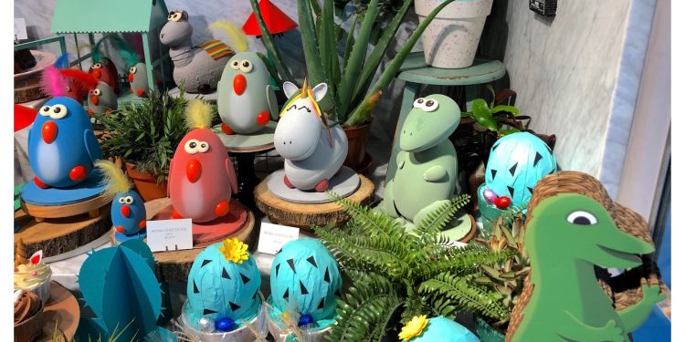 El dinoseto en forma de mona