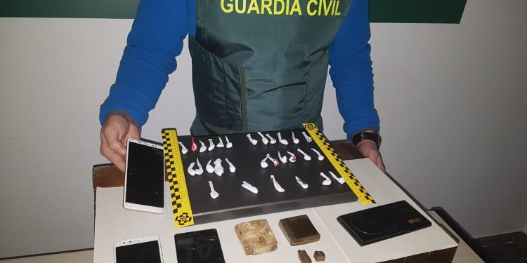 La Guardia Civil desarticula un punto de venta y distribución de drogas en Nigrán