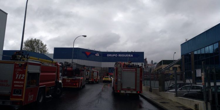 Sofocado sin heridos el incendio en una nave industrial en Vilagarcía