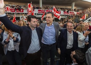 El Auditorio Mar de Vigo se abarrota para recibir a Sánchez y… a los Caballero