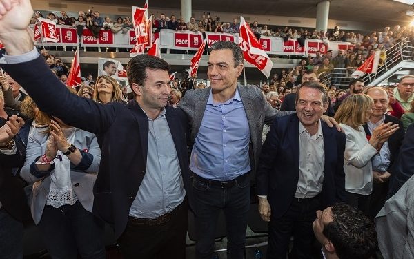 El Auditorio Mar de Vigo se abarrota para recibir a Sánchez y… a los Caballero