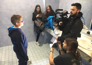 Mozos e mozas de Oia, protagonistas dun videoclip contra o acoso escolar