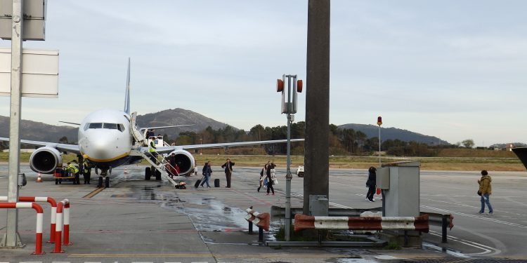 El PP de Vigo promete traer a Peinador vuelos ‘low cost’ a Madrid, Barcelona y Londres