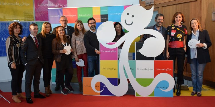 Así é Oli, a mascota que amosa a cara máis amable da Universidade de Vigo