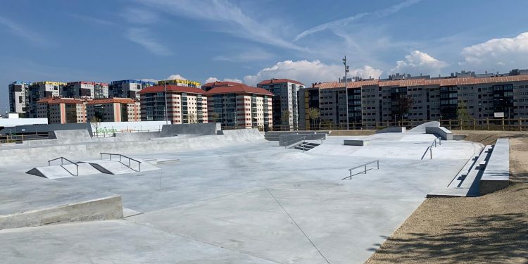 El skatepark “más completo” de España abre en Navia con una quedada multitudinaria