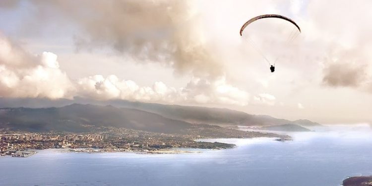 Marcha nórdica, parapente e pontismo no programa Delecer da UVigo