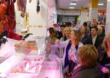 Los candidatos del PP visitan el mercado del Calvario