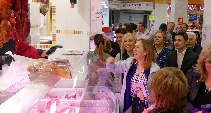 Los candidatos del PP visitan el mercado del Calvario