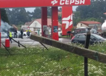 Arde un coche junto a la gasolinera de Tameiga, en la A-55