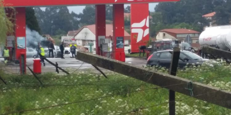 Arde un coche junto a la gasolinera de Tameiga, en la A-55