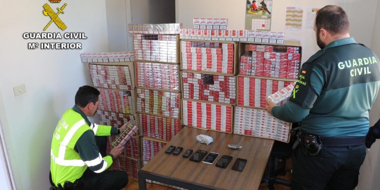 La Guardia Civil asiste a unos coches en la A-55 y descubre 7.000 cajetillas de contrabando