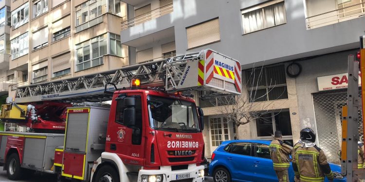 Policías y bomberos abuchean al Gobierno local en el pleno por sus condiciones laborales