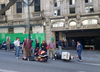 Un repartidor resulta herido con su moto en un accidente en el centro de Vigo