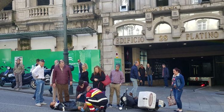 Un repartidor resulta herido con su moto en un accidente en el centro de Vigo