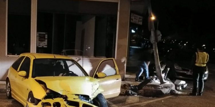 Otro coche acaba estrellado contra una farola en Nigrán