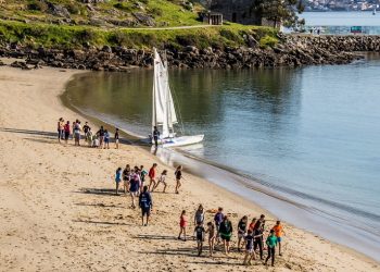 El Monte Real Club enseña a navegar a un grupo de escolares ingleses en Baiona