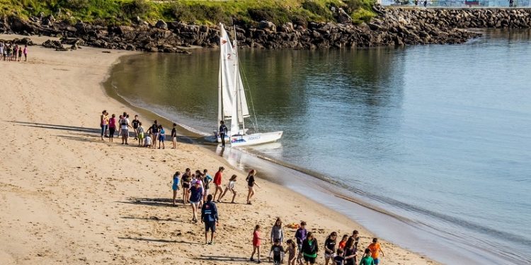 El Monte Real Club enseña a navegar a un grupo de escolares ingleses en Baiona