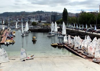 Monotipos y Optimist llenaron de velas la Ría de Vigo