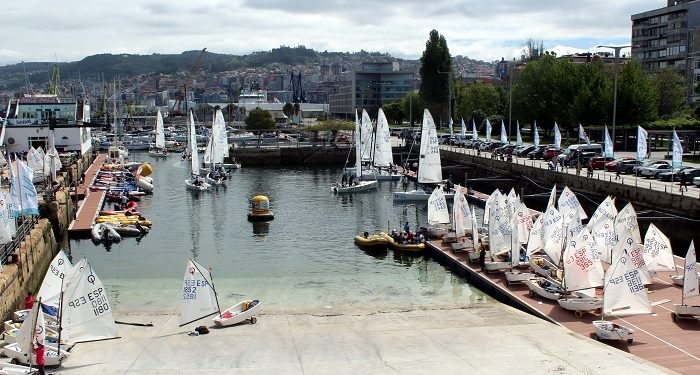 Monotipos y Optimist llenaron de velas la Ría de Vigo
