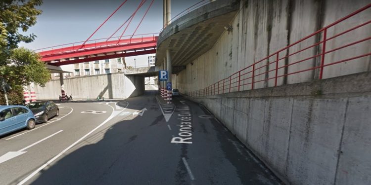 Un conductor novel se estampa borracho contra una columna junto a la Policía Local