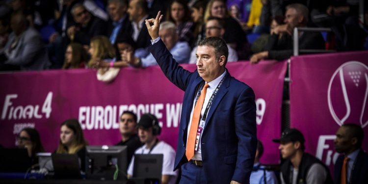 El entrenador vigués Miguel Méndez consigue su segunda Euroliga
