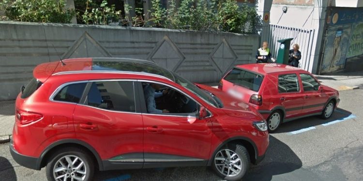 Pillan a un septuagenario falsificando tiques de la zona azul de Vigo para ahorrarse dinero