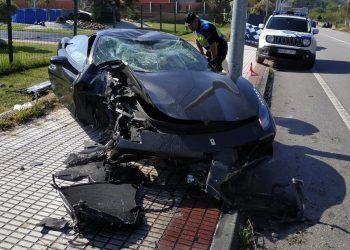 Destroza un Ferrari tras empotrarse contra un poste de la luz en Nigrán