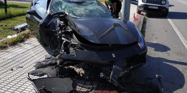 Destroza un Ferrari tras empotrarse contra un poste de la luz en Nigrán