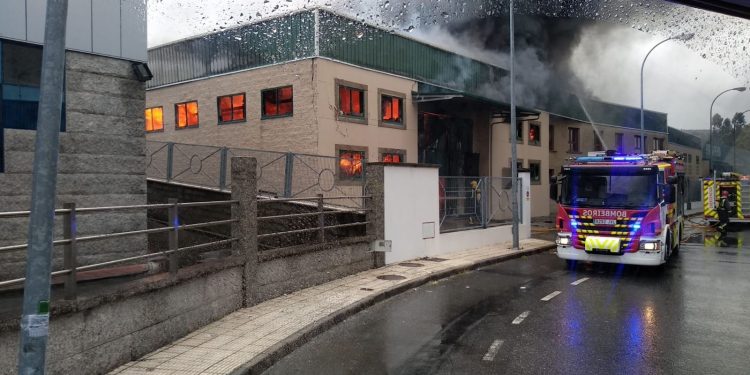 Vigo ofrece ayuda a Vilagarcía para sofocar un grave incendio en una nave
