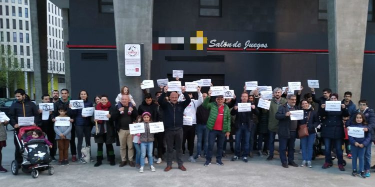 El barrio vigués de Navia se rebela contra un local de apuestas