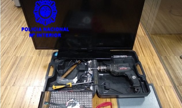 Tres detenidos en Vigo a bordo de un coche cargado con efectos robados