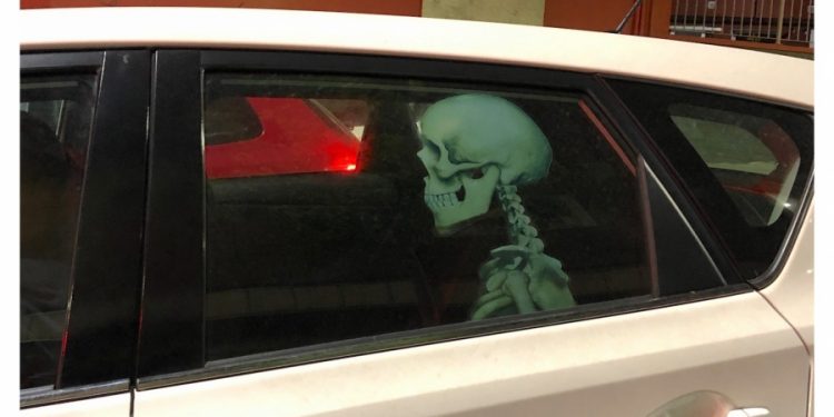 La muerte viaja en coche