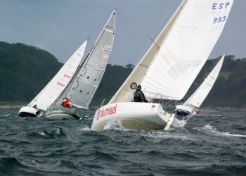 Una treintena de regatistas en la salida de la Solitarios y A Dos del Liceo de Bouzas