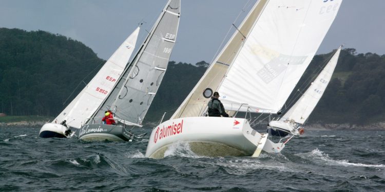 Una treintena de regatistas en la salida de la Solitarios y A Dos del Liceo de Bouzas