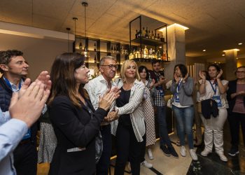 Elena Muñoz se deja 40.000 votos de Corina Porro por el camino
