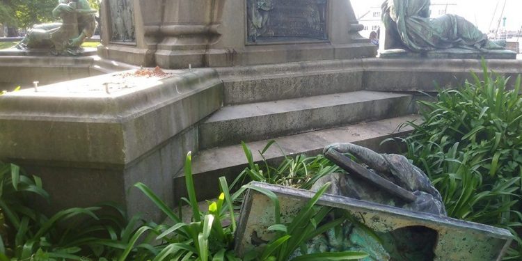 El Concello denuncia el ataque al monumento de Elduayen y la Policía busca a los autores
