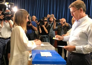 Feijóo vota en Vigo deseando que los resultados “contribuyan a unir, no a fracturar”